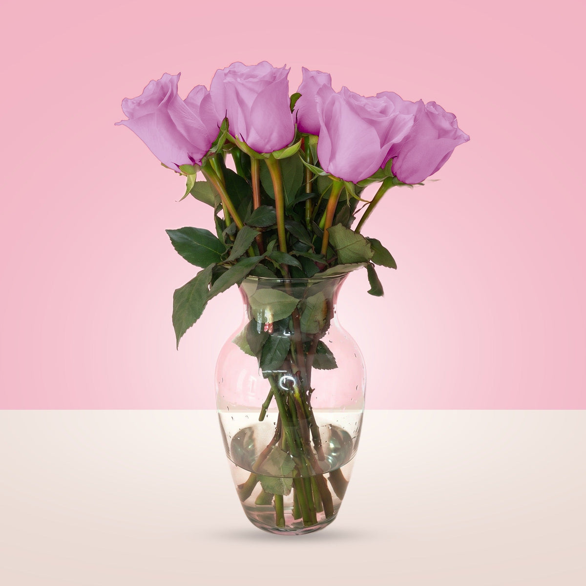 Arreglo con 12 rosas en florero samaritano, rosas lila