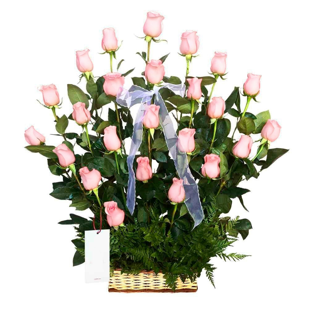 Canasta con 24 rosas y follaje, rosas rosadas