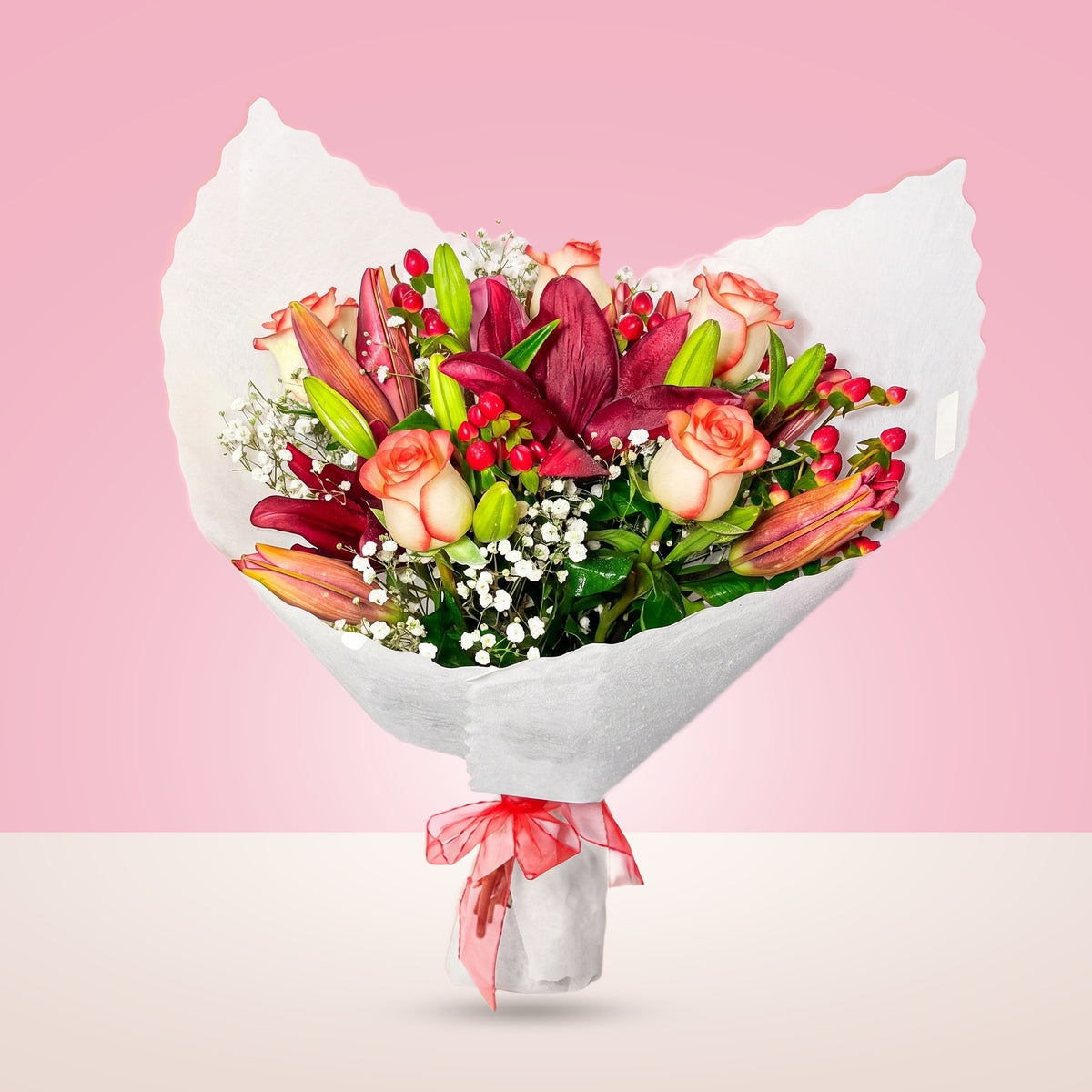 Ramo con 6 rosas blush y liliums