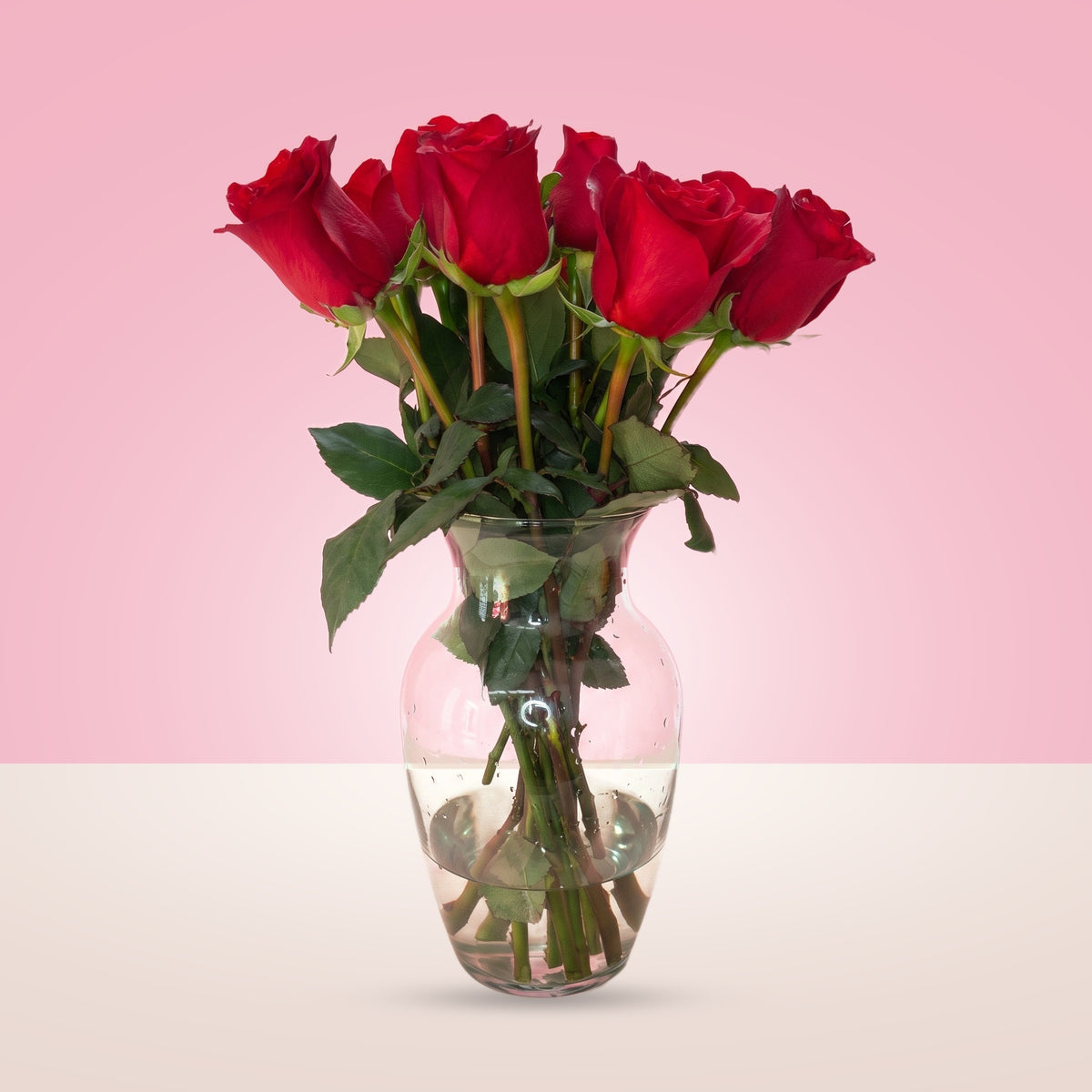 Arreglo con 12 rosas rojas en florero Samaritano