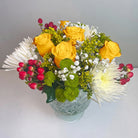 Arreglo con 5 rosas, spider y follaje en florero copón, rosas amarillas
