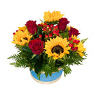 Canasta con 6 rosas, 6 girasoles e hiperycum, rosas rojas