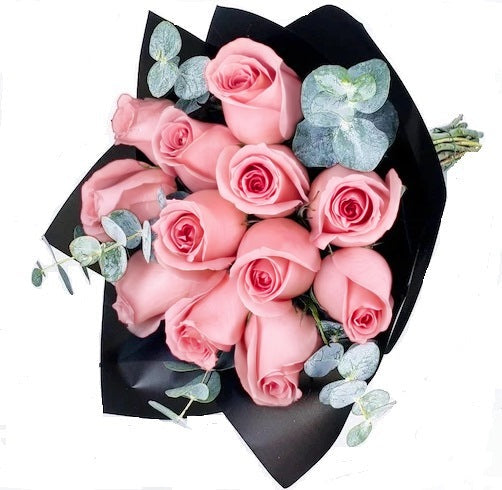 Ramo con 12 rosas y eucaliptus, rosas rosadas