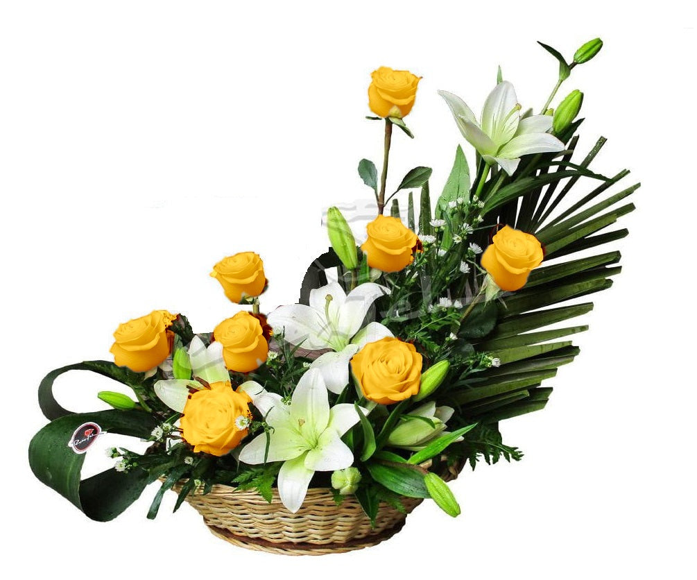 Canasta plato con 8 rosas y liliums, rosas amarillas