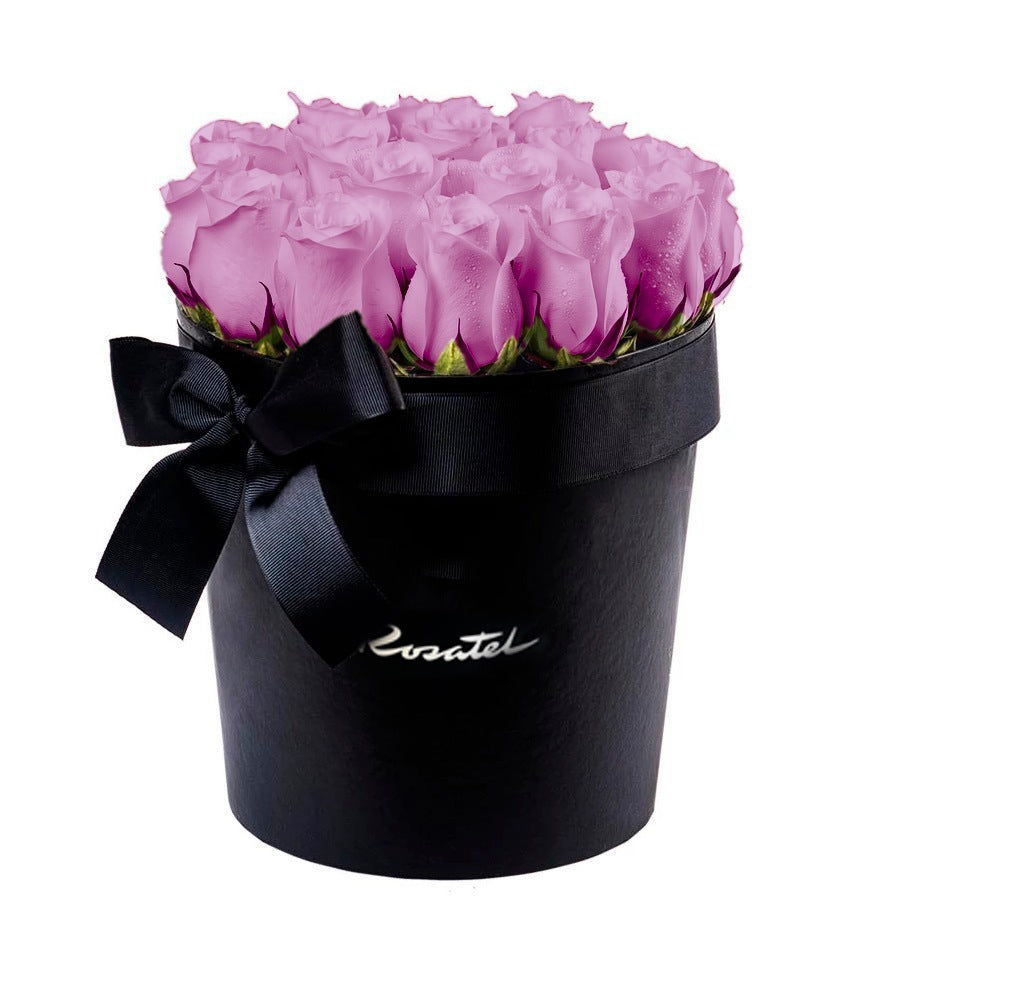 Sombrerera negra grande con 20 rosas y cinta, rosas lila
