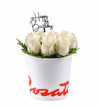Sombrerera blanca mediana con 12 rosas y topper Happy Birthday, rosas blancas