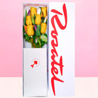 Caja blanca mediana Rosatel con 6 rosas y 6 tulipanes, rosas amarillas