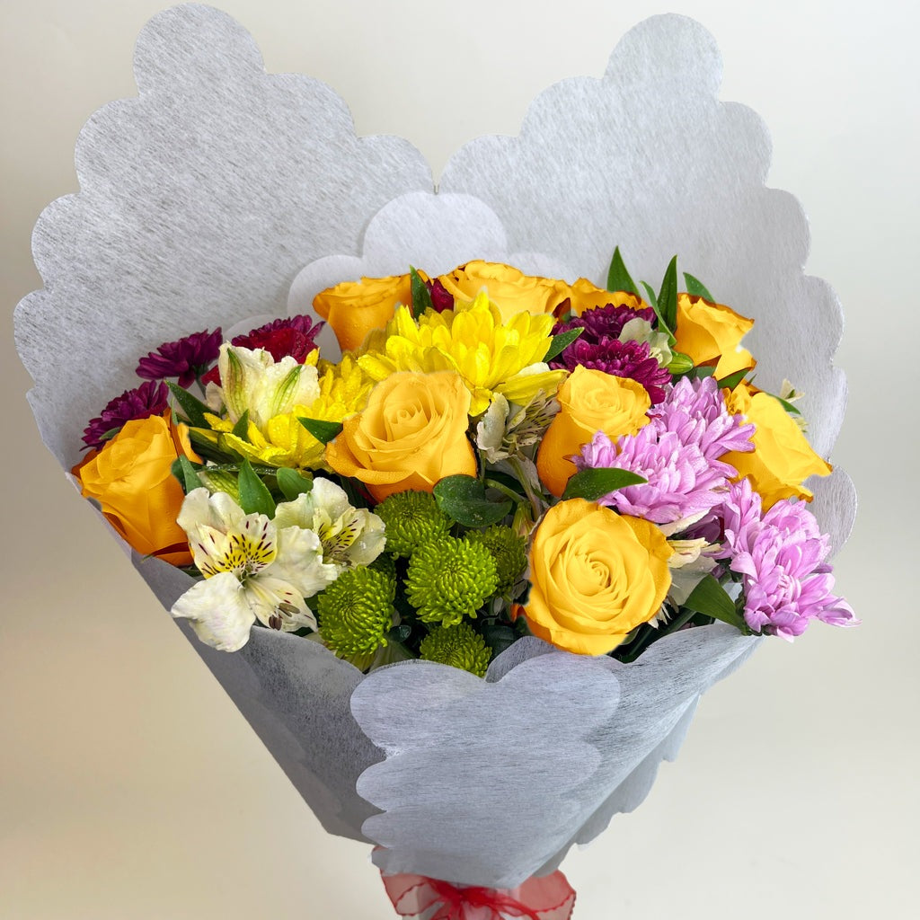 Ramo con 10 rosas y flores variadas, rosas amarillas