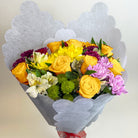 Ramo con 10 rosas y flores variadas, rosas amarillas