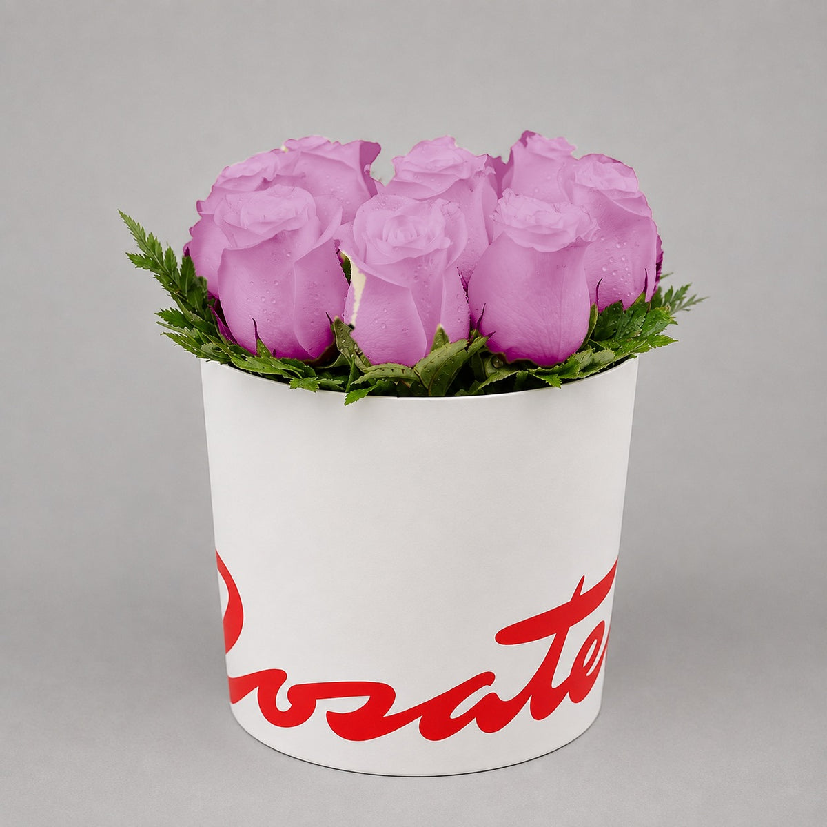 Sombrerera blanca mediana con 9 rosas, rosas lila