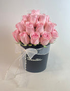 Sombrerera negra mediana con 30 rosas, rosas rosadas