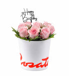Sombrerera blanca mediana con 12 rosas y topper Happy Anniversary, rosas rosadas