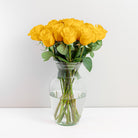 Arreglo con 15 rosas en base samaritano, rosas amarillas