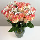 Arreglo con 21 rosas y gypsophila en florero samaritano, rosas blush (crema con borde rojo)
