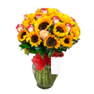 Arreglo con 15 rosas y 15 girasoles en florero samaritano, rosas blush (crema con borde rojo)