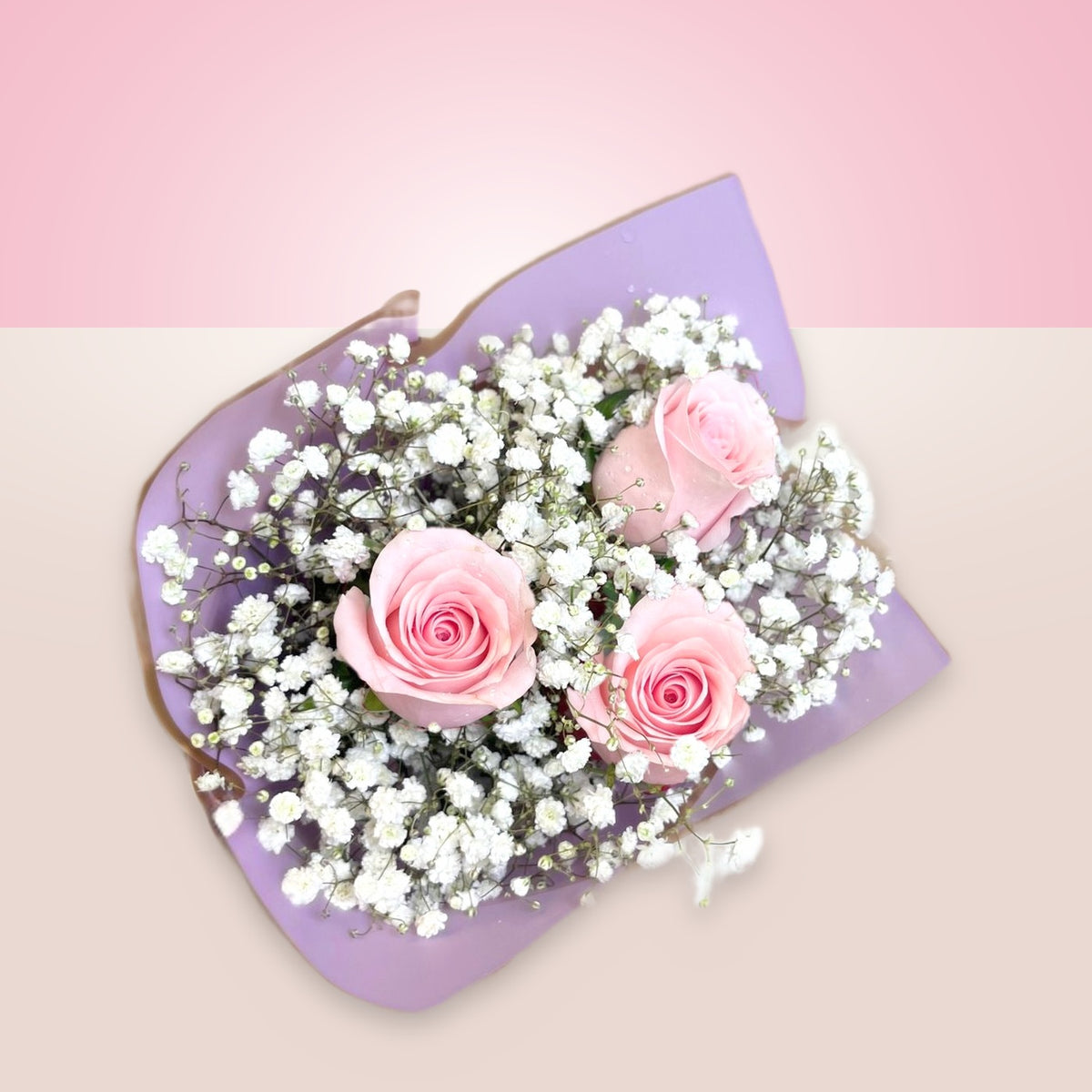 Ramo de 3 rosas rosadas con gypsofilia en papel morado