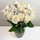 Arreglo con 21 rosas y gypsophila en florero samaritano, rosas blancas