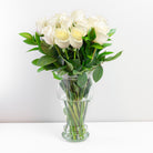 Arreglo con 15 rosas en florero modelo europeo, rosas blancas