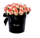 Sombrerera negra grande con 24 rosas y cinta negra, rosas blush (crema con borde rojo)