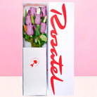 Caja blanca mediana Rosatel con 6 rosas y 6 tulipanes, rosas lila