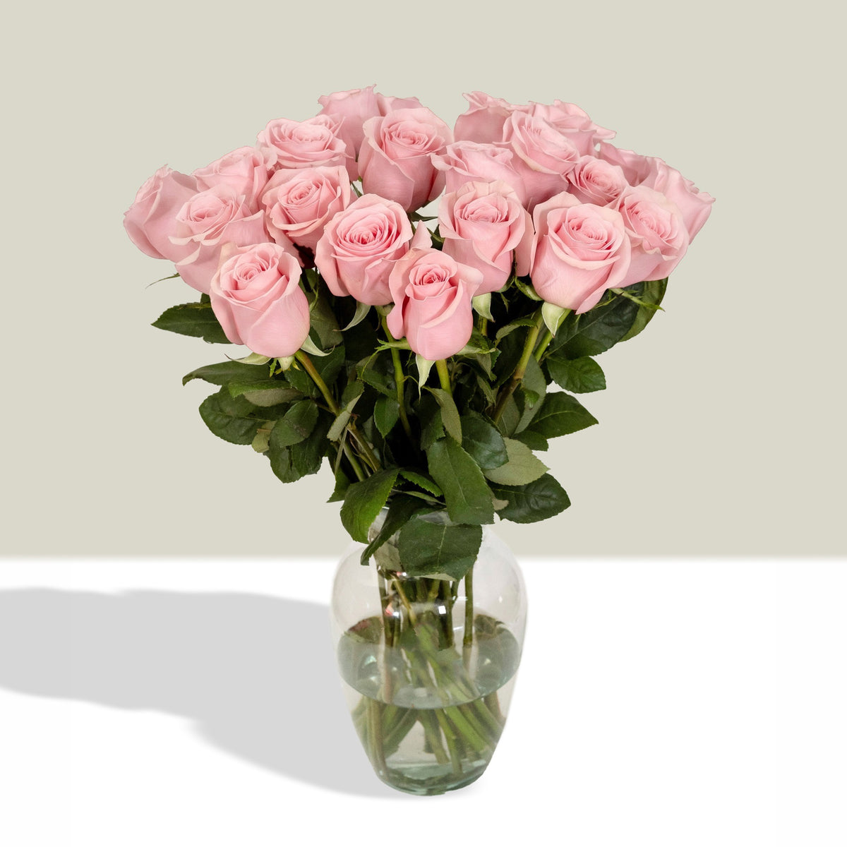 Arreglo con 24 rosas en florero samaritano, rosas rosadas