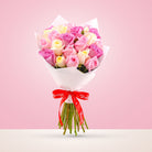 Ramo con 25 rosas rosadas, lilas y blancas en papel coreano