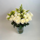 Arreglo con 30 rosas y follaje en base candelabro, rosas blancas