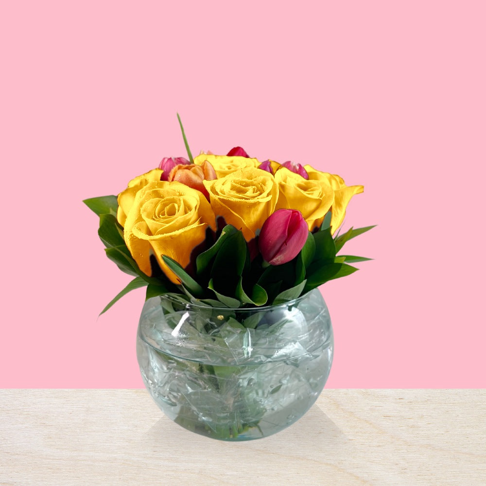 Arreglo con 9 rosas y 8 tulipanes variados en pecera mediana, rosas amarillas