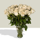 Arreglo con 30 rosas en florero modelo europeo, rosas blancas