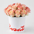 Sombrerera blanca mediana con 15 rosas, rosas blush (crema con borde rojo)