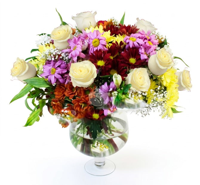Arreglo con 6 rosas y flores variadas en florero copón, rosas blancas
