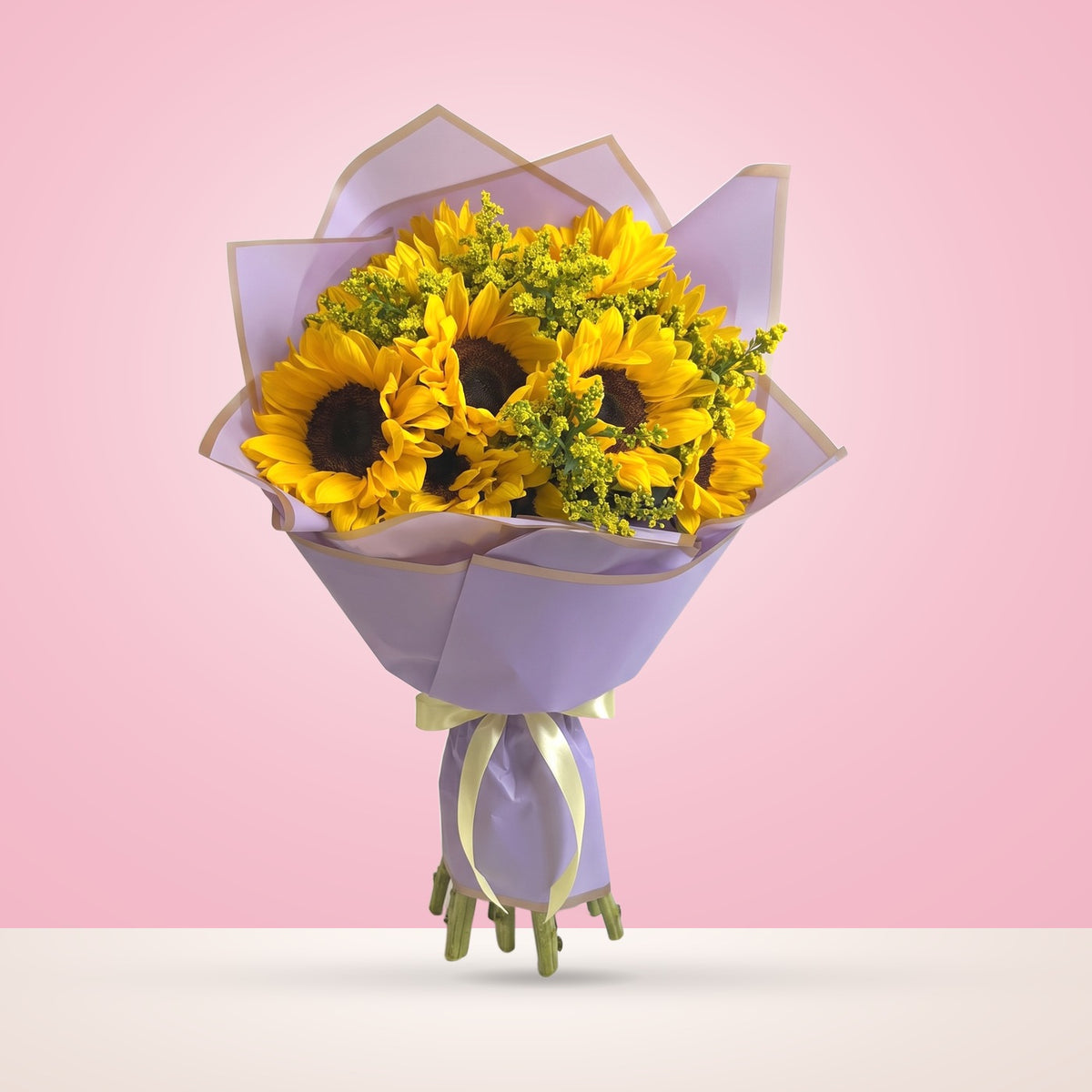 Ramo con 8 girasoles y solidago en papel coreano lila, de pie