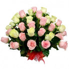Canasta con 40 rosas en dos colores, rosas blancas y rosadas
