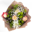 Ramo rústico con 3 rosas y flores variadas, rosas blush (crema con borde rojo)