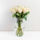 Arreglo con 15 rosas en base samaritano, rosas blancas