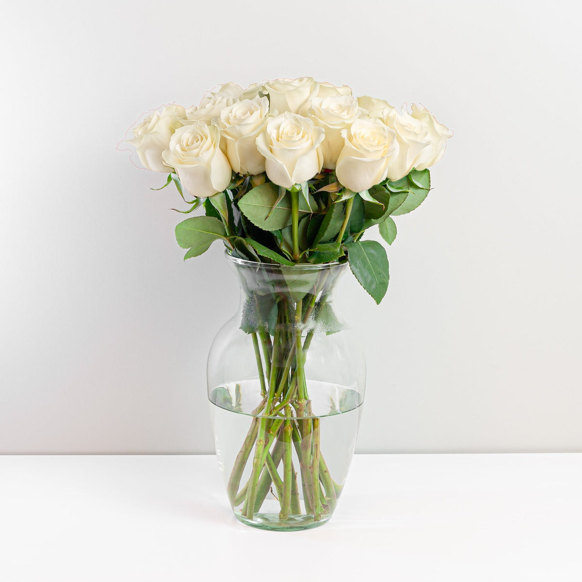 Arreglo con 15 rosas en base samaritano, rosas blancas