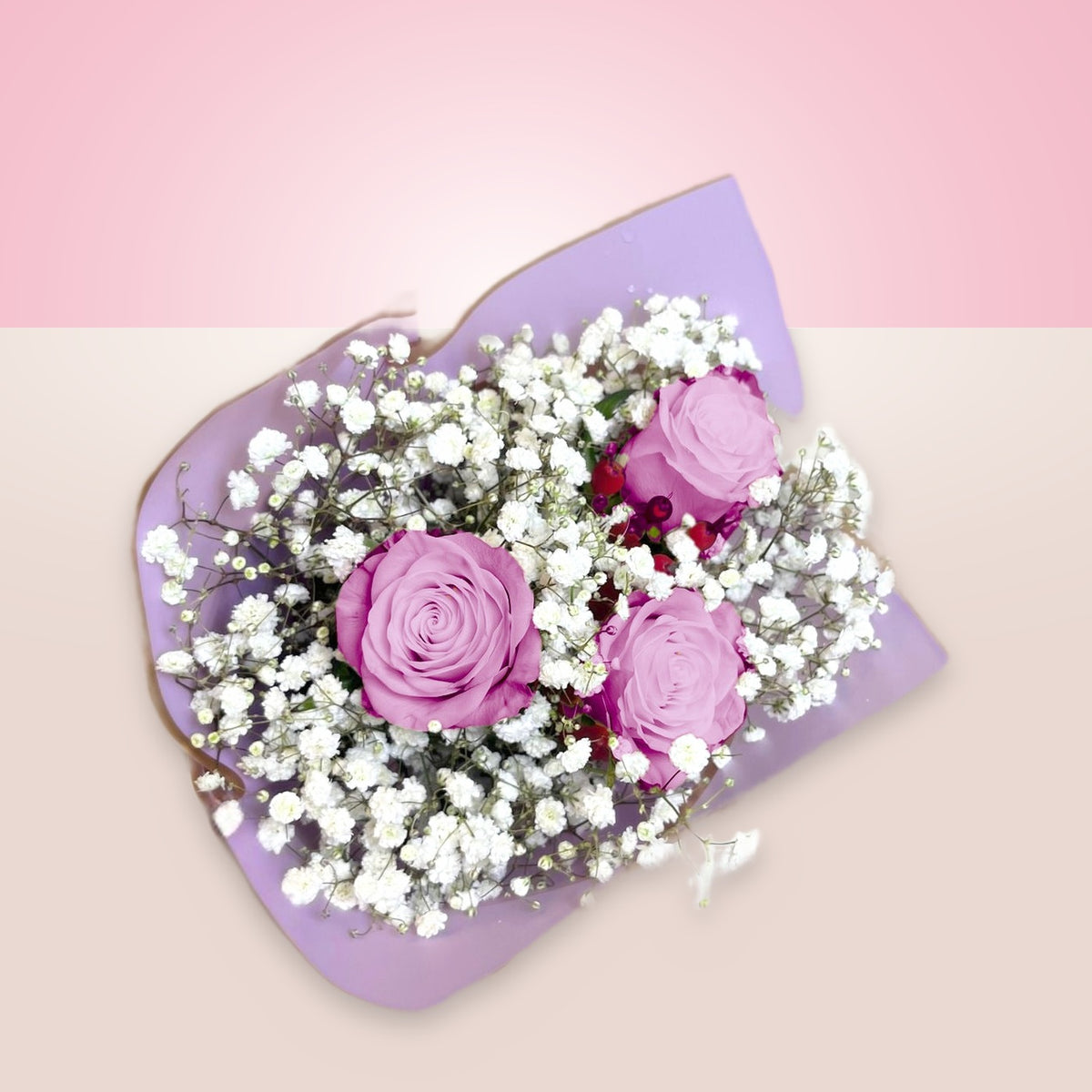 Ramo de 3 rosas lila con gypsofilia en papel morado