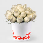 Sombrerera blanca mediana con 21 rosas, rosas blancas