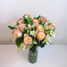 Arreglo con 12 rosas y astromelias en velón, rosas blush (crema con borde rojo)
