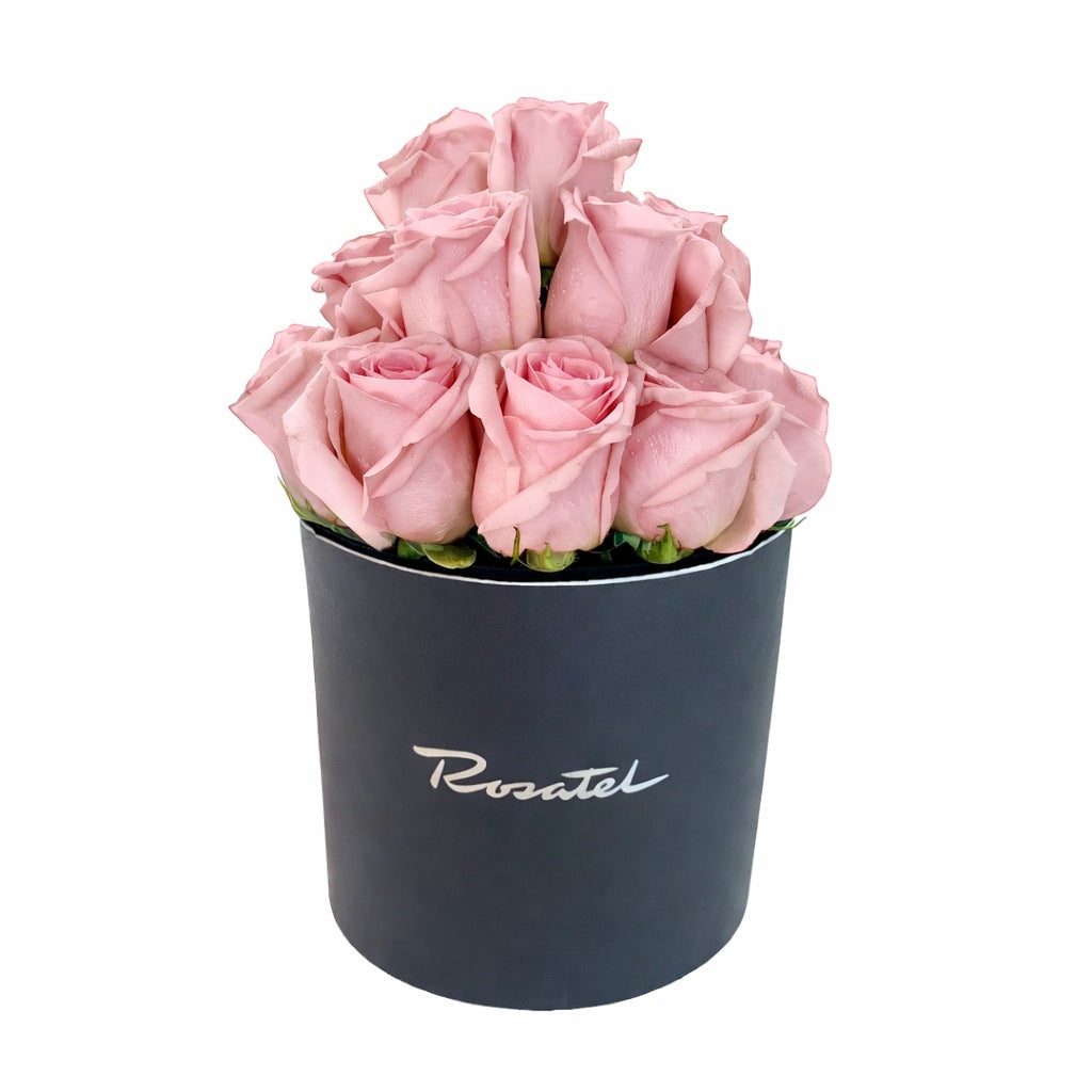 Sombrerera negra mediana con 18 rosas, rosas rosadas