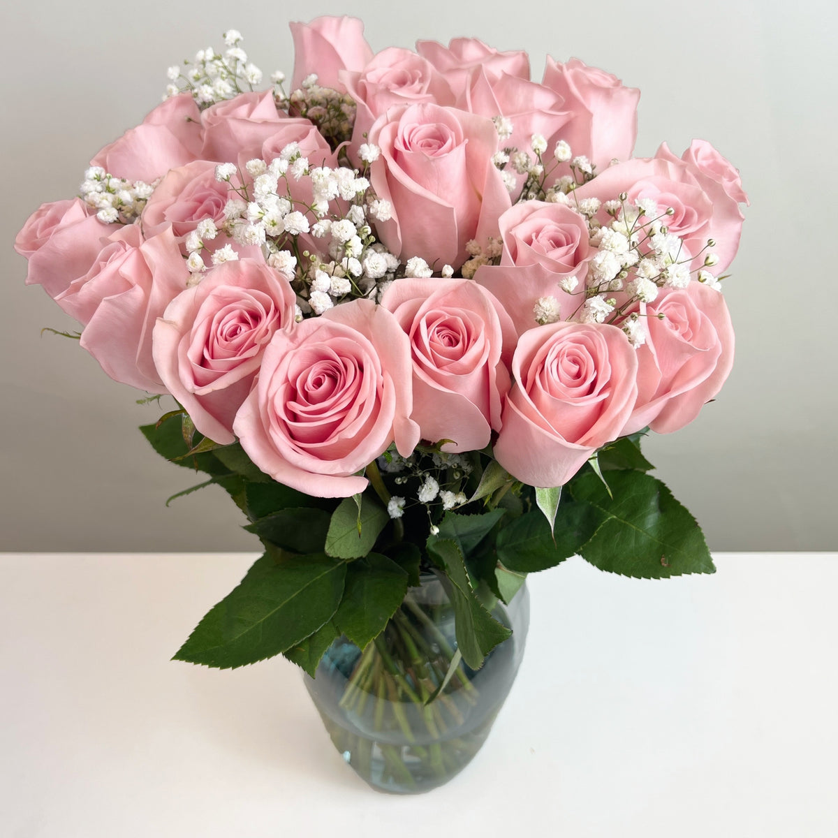 Arreglo con 21 rosas y gypsophila en florero samaritano, rosas rosadas
