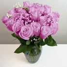 Arreglo con 21 rosas y gypsophila en florero samaritano, rosas lila