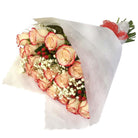 Ramo con 25 rosas y gypsophila, rosas blush (crema con borde rojo)