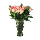 Arreglo con 24 rosas en florero modelo europeo, rosas blush (crema con borde rojo)
