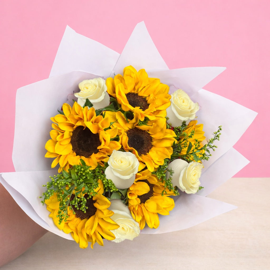 Ramo con 6 rosas y 6 girasoles, rosas blancas