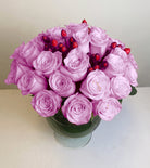 Arreglo con 30 rosas e hiperycum en florero copón, rosas lila