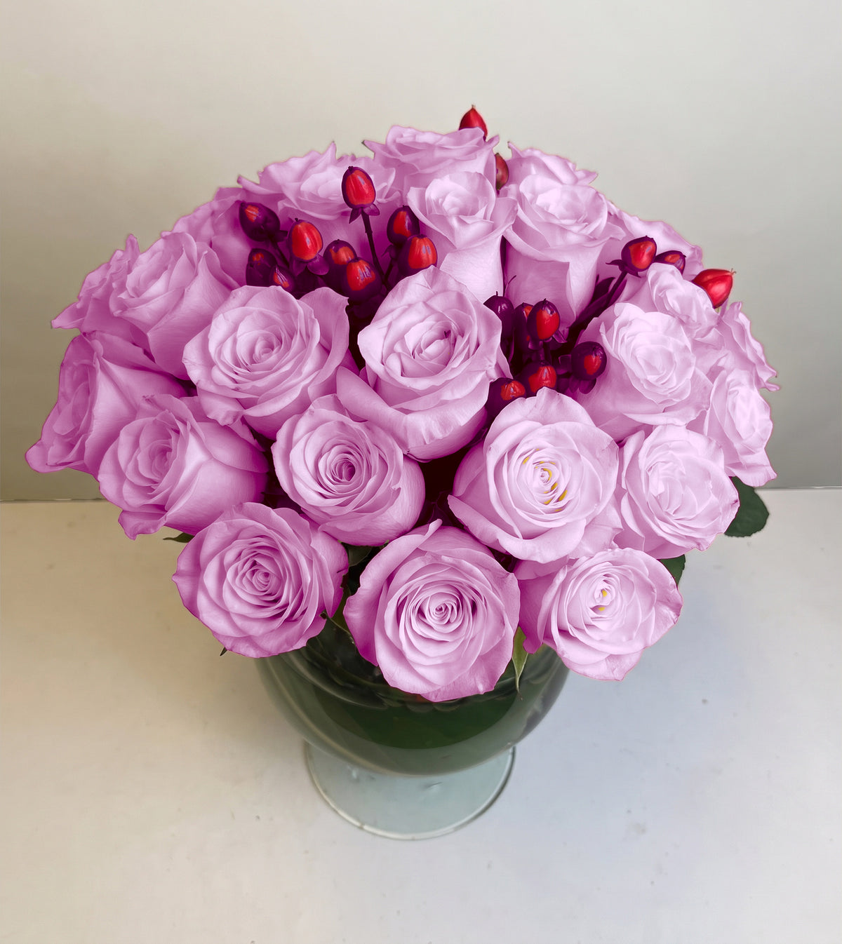 Arreglo con 30 rosas e hiperycum en florero copón, rosas lila