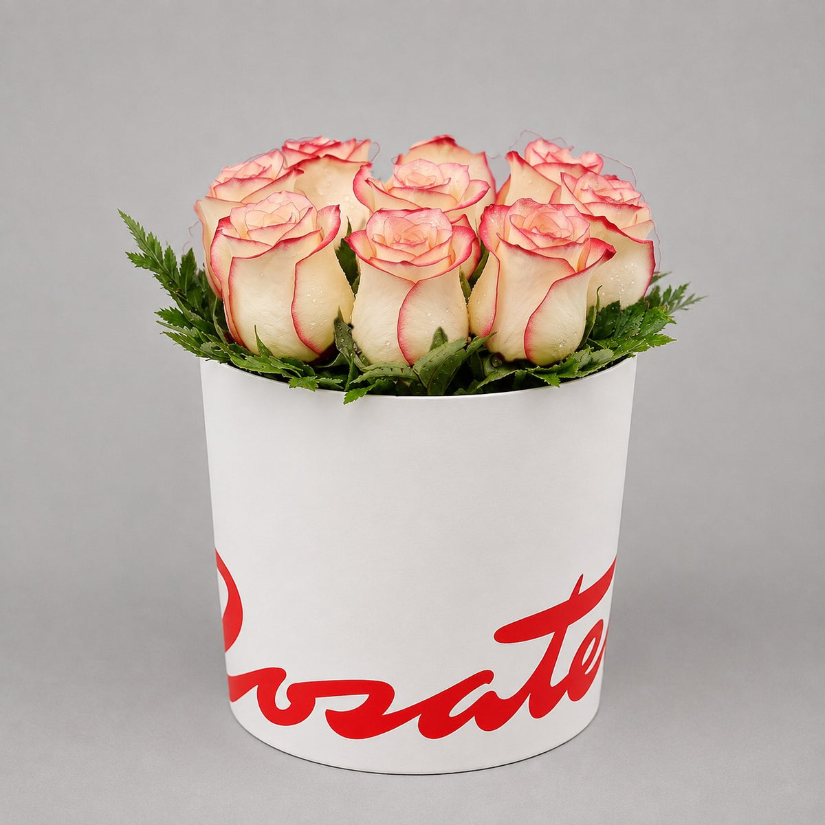 Sombrerera blanca mediana con 9 rosas, rosas blush (crema con borde rojo)