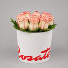 Sombrerera blanca mediana con 9 rosas, rosas blush (crema con borde rojo)