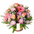 Canasta con 6 rosas, gerberas y flores, rosas blush (crema con borde rojo)
